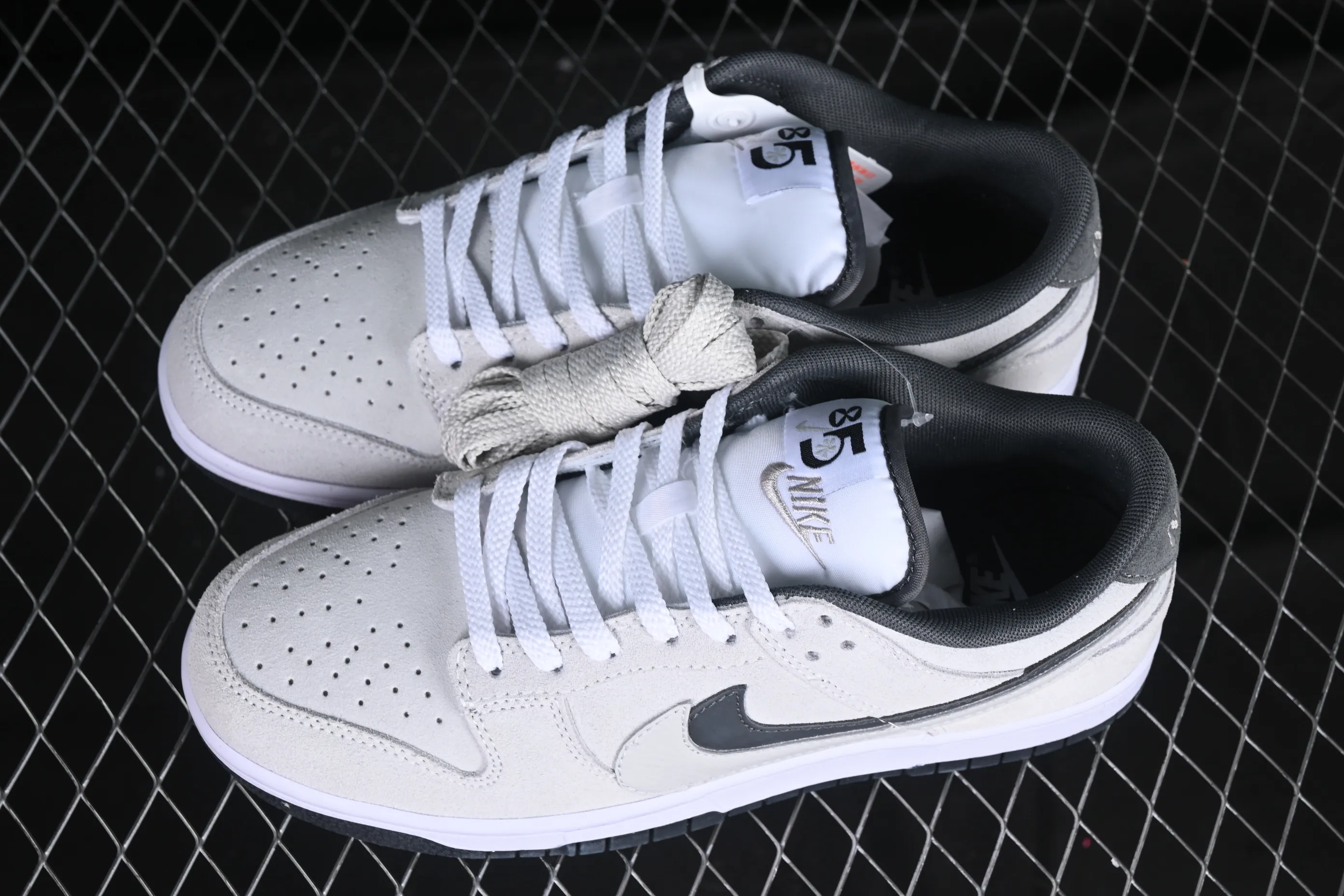 All categories Nk SB Dunk series Nk SB Dunk Low low-top sneakers Nk Dunk Low 85 double hook series white gray SB low-top sports and leisure sneakers HV1800-101